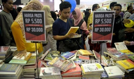 Pengunjung memadati stand buku di Pameran Islamic Book Fair (IBF) 2017 di JCC, Sabtu (6/6).