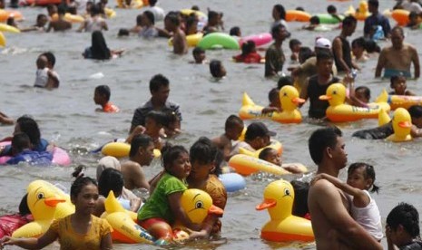 Pengunjung memadati Taman Rekreasi Ancol, Jakarta.