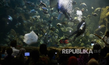 Pengunjung memadati wahana Seaworld, Ancol, Jakarta Utara.