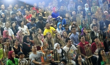  Pengunjung memainkan Angklung pada 