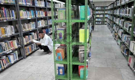  Pengunjung membaca buku di Perpustakaan Masjid Istiqlal, Jakarta, Selasa (23/7).    (Republika/Prayogi)