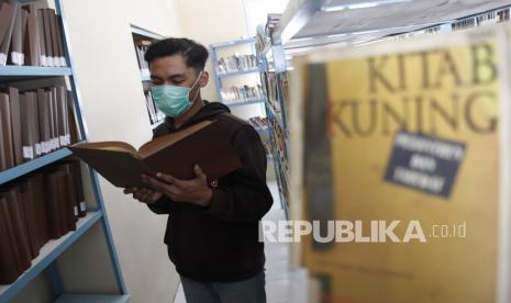 Pengunjung membaca kitab kuno bertema Islam di perpustakaan Masjid Agung Keraton Kasunanan Surakarta Hadiningrat di Solo, Solo, Jawa Tengah, Jumat (16/4/2021). Perpustakaan yang berisi koleksi naskah kuno, kitab kuning dan buku-buku bertema Islam tersebut menjadi salah satu daya tarik pengunjung di Masjid Agung Keraton Kasunanan Surakarta Hadiningrat saat Bulan Ramadhan. Kemenag akan Bantu Tingkatkan Perpustakaan Masjid