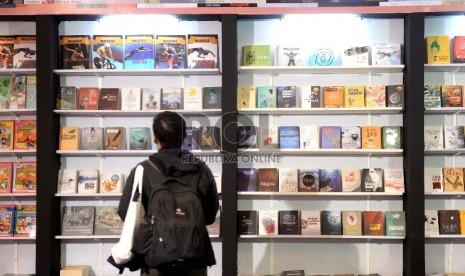 Pengunjung membaca koleksi buku salah satu stand saat gelaran Indonesia International Book Fair 2015 di Balai Sidang Jakarta, Rabu (2/9).