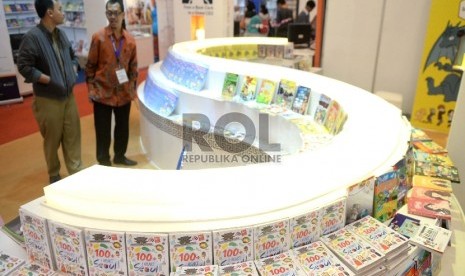 Pengunjung membaca koleksi buku salah satu stand saat gelaran Indonesia International Book Fair 2015 di Balai Sidang Jakarta, Rabu (2/9).  (Republika/Wihdan Hidayat)