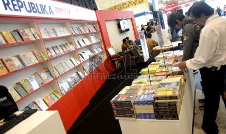 Pengunjung membaca koleksi buku salah satu stand saat gelaran Indonesia International Book Fair 2015 di Balai Sidang Jakarta, Rabu (2/9). (Republika/Wihdan Hidayat)