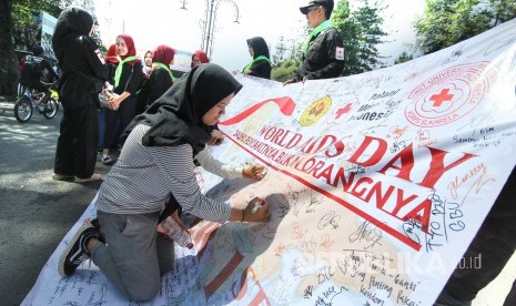 Pengunjung membubuhkan tandatangan dan menuliskan pesan-pesan di sepanduk pada Peringatan hari Aids Sedunia, di Car Free Day, Jalan Ir H Djuanda, Kota Bandung, Ahad (1/12). (ilustrasi)