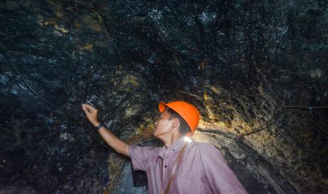 Pengunjung memegang dinding batubara di lubang bekas tambang batubara Mbah Suro di Sawahlunto, Sumatera Barat, Sabtu (10/9/2022). Pemkot Sawahlunto membenahi lubang bekas tambang pada masa Pemerintahan Hindia Belanda itu yang sebelumnya masih ditutup pada level II dan kini mulai dibuka untuk wisatawan dengan tambahan kedalaman sekitar 20 meter. 