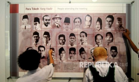 Pengunjung memerhatikan koleksi simpanan di Museum Perumusan Naskah Proklamasi, Jakarta, Rabu (2/10). Kunjungan ke museum ini memberikan wawasan pelajar terkait proses menuju kemerdekaan Indonesia melalui koleksi-koleksi sejarah yang dipajang. 