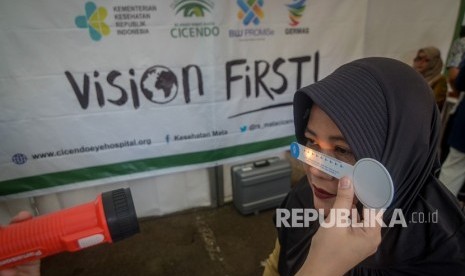 Pengunjung memeriksakan kesehatan matanya saat puncak peringatan hari penglihatan sedunia di Gedung Sate, Bandung, Jawa Barat, Selasa (15/10/2019). 