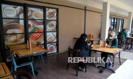 Pengunjung memesan makanan di salah satu restoran di sebuah pusat perbelanjaan di Tajur, Kota Bogor, Jawa Barat, Selasa (24/8/2021). Pemerintah mengizinkan restoran untuk melayani pengunjung makan di tempat dengan maksimal 25 persen dari total kapasitas dengan dua orang per meja dan pembatasan jam operasional hingga pukul 20.00 WIB untuk daerah dengan PPKM Level 3. 