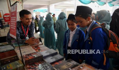 Pengunjung memilah buku saat di stan Republika Penerbit dalam acara Islamic Book Fair 2023 di Istora Senayan, Jakarta, Rabu (20/9/2023). Dalam gelaran IBF 2023, Republika Penerbit turut meramaikan kegiatan tersebut dengan memberikan diskon 20-25 persen bagi pengunjung IBF, dengan harga buku dibandrol mulai dari Rp60 ribu hingga Rp100 ribu.