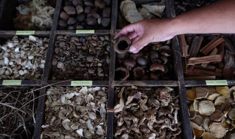 Pengunjung memilih bahan baku jamu di Pasar Jamu Nguter, Kabupaten Sukoharjo, Jawa Tengah. Perusahaan Arab Saudi yaitu Gulf Bird Trading Corporation (GBC) menyampaikan ketertarikannya untuk mengimpor produk jamu herbal Indonesia. Hal tersebut mengemuka pada pertemuan bisnis antara Atase Perdagangan (Atdag) Riyadh Gunawan dengan Managing Director Gulf Bird Trading Corporation (GBC) Saud Fahad Al Saud pada Sabtu (14/5) di Riyadh, Arab Saudi. 