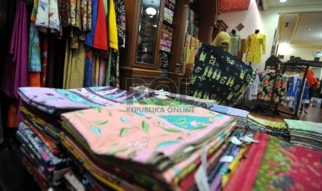 Pengunjung memilih Batik Trusmi di Toko Batik Salma, Cirebon, Jawa Barat.