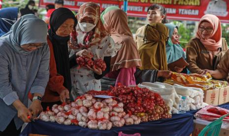 Pengunjung memilih bawang yang dijual pada gelaran bazar pangan murah, (ilustrasi).