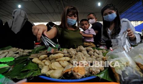 Jajanan di Pasar Jambi, Jambi, Senin (4/4/2022). Pemilik restoran maupun rumah/warung makan harus lebih higienis dalam mencuci peralatan makan dan sebagainya untuk mengantisipasi terjadinya penularan virus hepatitis.  