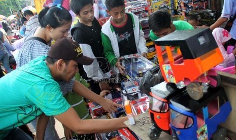  Pengunjung memilih mainan anak di Pasar Gembrong, Jatinegara, Jakarta Timur, Jumat (9/8).  (Republika/ Yasin Habibi)