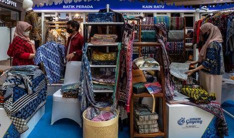 Pengunjung memilih produk kerajinan batik saat mengunjungi pameran UMKM Gayeng 2022 yang diselenggarakan Bank Indonesia Kantor Perwakilan Jawa Tengah. Digitalisasi merupakan salah satu cara yang dapat dilakukan untuk membantu Usaha Mikro, Kecil dan Menengah (UMKM) berkembang dan naik kelas. Setelah melewati fase sulit selama pandemi, UMKM diharapkan bisa memperluas skala usahanya dengan memanfaatkan digitalisasi.