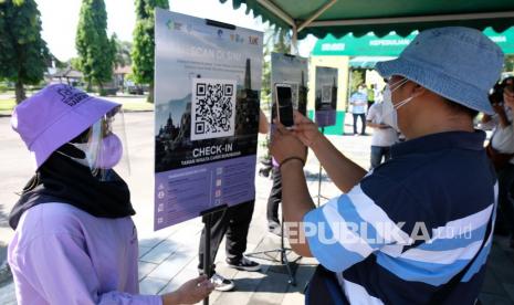 Pengunjung memindai barcode saat simulasi penggunaan aplikasi Pedulilindungi di kompleks Taman Wisata Candi (TWC) Borobudur, Magelang, Jawa Tengah, Jumat (17/9/2021). Kegiatan tersebut sebagai persiapan pelaksanaan kunjungan wisatawan ke Taman Wisata Candi Borobudur dengan tetap melaksanakan protokol kesehatan. 