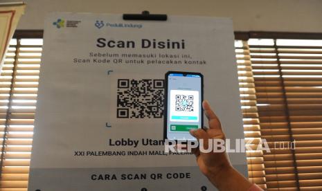 Pengunjung memindai kode batang (QR Code) melalui aplikasi PeduliLindungi sebelum memasuki bioskop di salah Satu Mall Kota Palembang, Sumatra Selatan, Selasa (21/9/2021). Penerapan aplikasi PeduliLindungi sudah mulai dilakukan sejumlah gerai, supermarket, tempat makan, dan bioskop di daerah itu untuk mendukung pencegahan penyebaran COVID-19 di pusat perbelanjaan. 