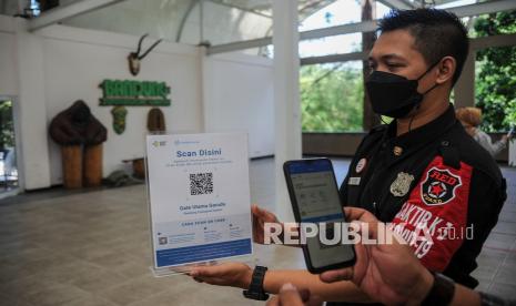 Pengunjung memindai melalui aplikasi peduli lindungi untuk masuk ke Kebun Binatang Bandung, Jawa Barat. Humas Kebun Binatang Bandung Sulhan Syafi'i mengatakan penerapan pengetatan pembatasan tempat wisata selama masa Pemberlakuan Pembatasan Kegiatan Masyarakat (PPKM) Level 3 membuat pemasukan utama Kebun Binatang Bandung (Bonbin) terjun payung, hampir 50 persen dari masa sebelum pandemi.