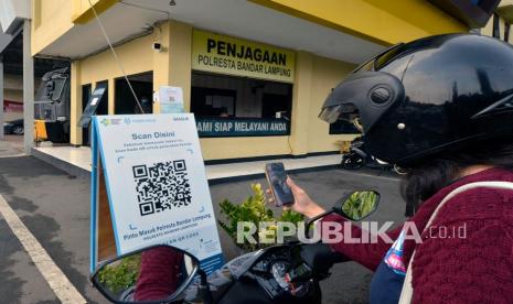 Pengunjung memindai QR Code melalui aplikasi PeduliLindungi di Kantor Polresta Bandar Lampung, Lampung, Jumat (22/10/2021). Polresta Bandar Lampung menerapkan penggunaan aplikasi PeduliLindungi kepada anggota polisi ataupun pengunjung sebagai upaya mendukung program pemerintah mencegah penyebaran COVID-19.