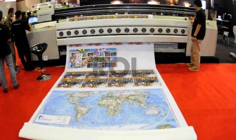 Pengunjung memperhatikan hasil cetak printer saat pameran industri grafika di Jakarta Convention Center, Senayan, Jakarta, Kamis (6/8). Republika/Agung Supriyanto