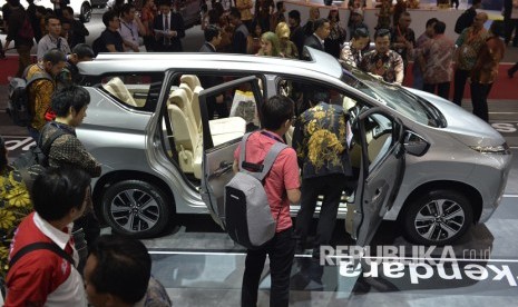 Pengunjung memperhatikan interior mobil Mitsubishi Xpander ketika berlangsungnya GAIKINDO Indonesia International Auto Show (GIIAS) 2017 di ICE BSD, City Tangerang, Kamis (10/8).