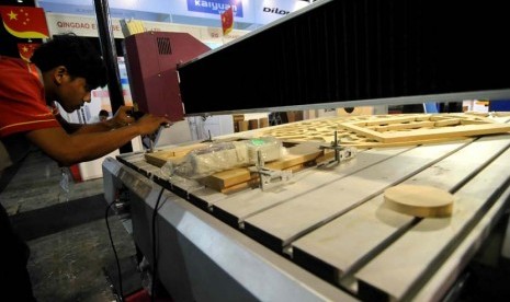 Pengunjung memperhatikan kerja mesin pengolah kayu yang dipajang pada pameran International Woodworking & Furniture Manufacturing Componenet 2014 di JIExpo, Kemayoran, Jakarta, Jumat (9/5).