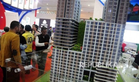 Pengunjung memperhatikan miniatur rumah saar pameran properti di Jakarta Convention Center (JCC) Jakarta, Ahad (14/2). 