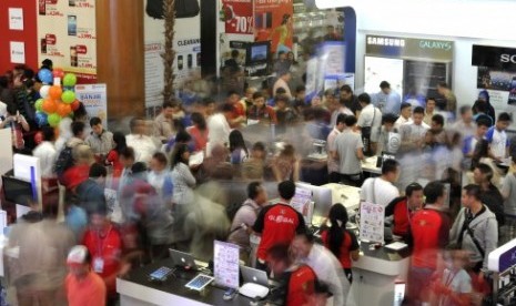 Pengunjung memperhatikan produk elektronika yang dipajang pada pameran komputer dan teknologi informasi (Indocomtech) 2013 di Jakarta Convention Center, Senayan, Jakarta, Rabu (30/10). 