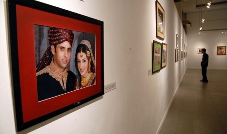 Pengunjung memperhatikan salah satu karya yang dipamerkan dalam pameran tekstil, foto dan kebudayaan Pakistan bertajuk “Dreams Stitched in Colours” di Galeri Nasional Indonesia, jakarta Pusat, Rabu (23/11).