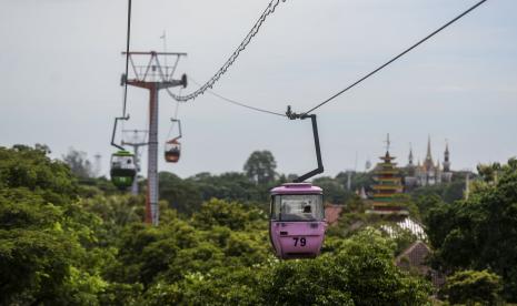 Pengunjung menaiki kereta gantung di Taman Mini Indonesia Indah (TMII).