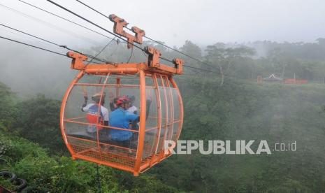 Pengunjung menaiki wahana gondola di lereng Gunung Merapi, Tegalmulyo, Kemalang, Klaten, Jawa Tengah, Sabtu (12/6/2021). Dengan menggunakan wahana gondola, pengunjung dapat menikmati destinasi wisata pemandangan alam Gunung Merapi dan mengunjungi Kampung Girpasang yang merupakan perkampungan terisolasi di lereng Gunung Merapi. 