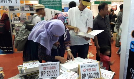 Pengunjung mencari buku turats di stan Penerbit Akbar, ajang Islamic Book Award (IBF) 2017..