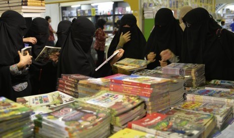 Pengunjung mencari buku yang mereka inginkan pada Islamic Book Fair di Jakarta Convetion Center, Jakarta, Rabu (3/5).