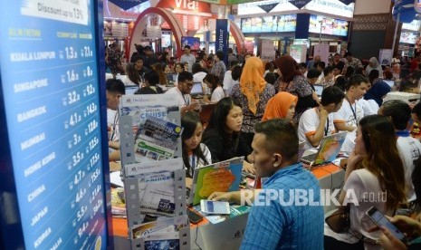 Pengunjung mencari info pemesanan tiket pada pameran Garuda Indonesia Travel Fair (GATF) di Jakarta Convention Centre, Jakarta, Jumat (22/9).