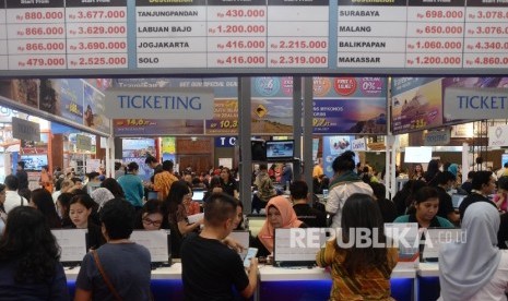 Pengunjung mencari info pemesanan tiket pada pameran wisata, Jumat (22/9), di Jakarta.