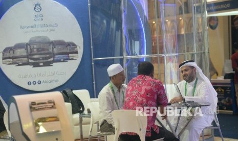 Pengunjung mencari informasi perjalanan ibadah umrah, haji dan wisata Muslim pada pameran International Islamic Expo 2016 di Jakarta Convention Center (JCC), Jakarta, Jumat (28/10)