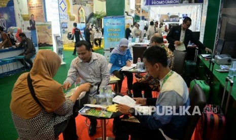 Pengunjung mencari informasi perjalanan ibadah Umrah, Haji dan Wisata muslim pada pameran International Islamic Expo (Ilustrasi)