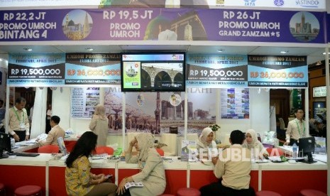 Pengunjung mencari informasi perjalanan ibadah umrah, haji pada pameran International Islamic Expo. (Ilustrasi)