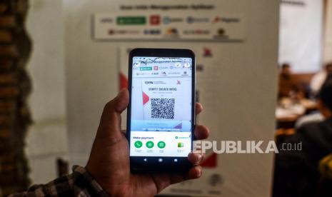 Pengunjung mencoba berzakat menggunakan teknologi QRIS di Jakarta, Senin (9/3). Dompet Dhuafa bekerja sama dengan Nobu Bank dalam memberikan layanan kemudahan kepada masyarakat Indonesia dalam menyalurkan donasi zakat, infak dan wakaf melalui fitur yang dimiliki Nobu Bank. Salah satunya ketersediaan 1.500 QRIS yang disebar ke mitra rekanan dan tempat strategis lainnya untuk dijadikan metode pembayaran zakat, infak dan wakaf ke Dompet Dhuafa.(Republika/Putra M Akbar)