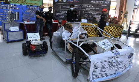 Delapan Aspek Penting Bagi Pendidikan Vokasi. Foto:   Pengunjung mencoba mengendarai prototipe mobil listrik karya mahasiswa saat kegiatan Pameran Produk Kreatif dan Inovatif di Politeknik Negeri Bali, Badung, Bali, Jumat (27/8/2021). Pameran tersebut diselenggarakan untuk mendorong mahasiswa pendidikan vokasi agar dapat menciptakan produk-produk yang inovatif dan berbasis teknologi serta mengenalkan inovasi tersebut kepada dunia industri. 