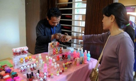 Pengunjung mencoba produk kecantikan dalam pameran produk kosmetik dan herbal di Kementerian Perindustrian, Jakarta, Rabu (2/9).