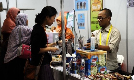  Pengunjung mencoba produk UMKM di pameran Indonesia Internasional Halal Expo, Jakarta, Kamis (1/10). 