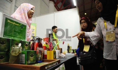 Pengunjung mencoba produk UMKM di pameran Indonesia Internasional Halal Expo, Jakarta, Kamis (1/10).