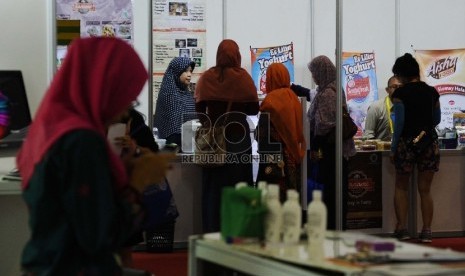 Pengunjung mencoba produk UMKM di pameran Indonesia Internasional Halal Expo. (Ilustrasi) 