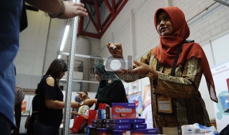 Pengunjung mencoba produk UMKM di pameran Indonesia Internasional Halal Expo, Jakarta, Kamis (1/10).