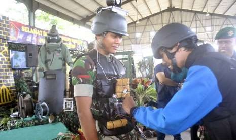 Pengunjung mencoba simulasi menjinakkan bahan peledak saat Pameran Alutsista TNI-Polri di Lanud Atang Sanjadja, Kota Bogor, Jawa Barat, Sabtu (25/8)