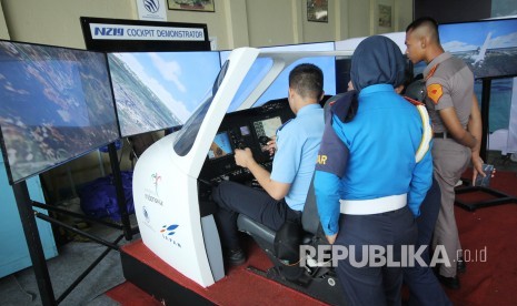  Pengunjung mencoba simulator pesawat N219 Cockpit Demonstrator buatan PT DI dan LAPAN saat acara Bandung Air Show 2017 di kawasan Lanud Husein Sastranegara, Kota Bandung, Kamis (9/11). 