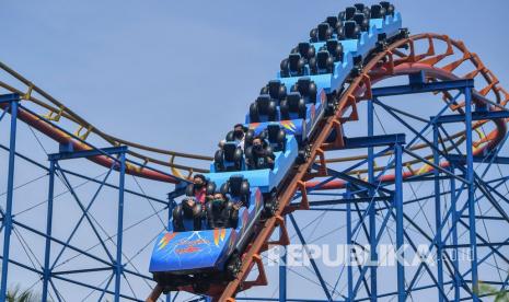 Pengunjung mencoba wahana permainan saat berwisata di Dufan, Ancol, Jakarta.